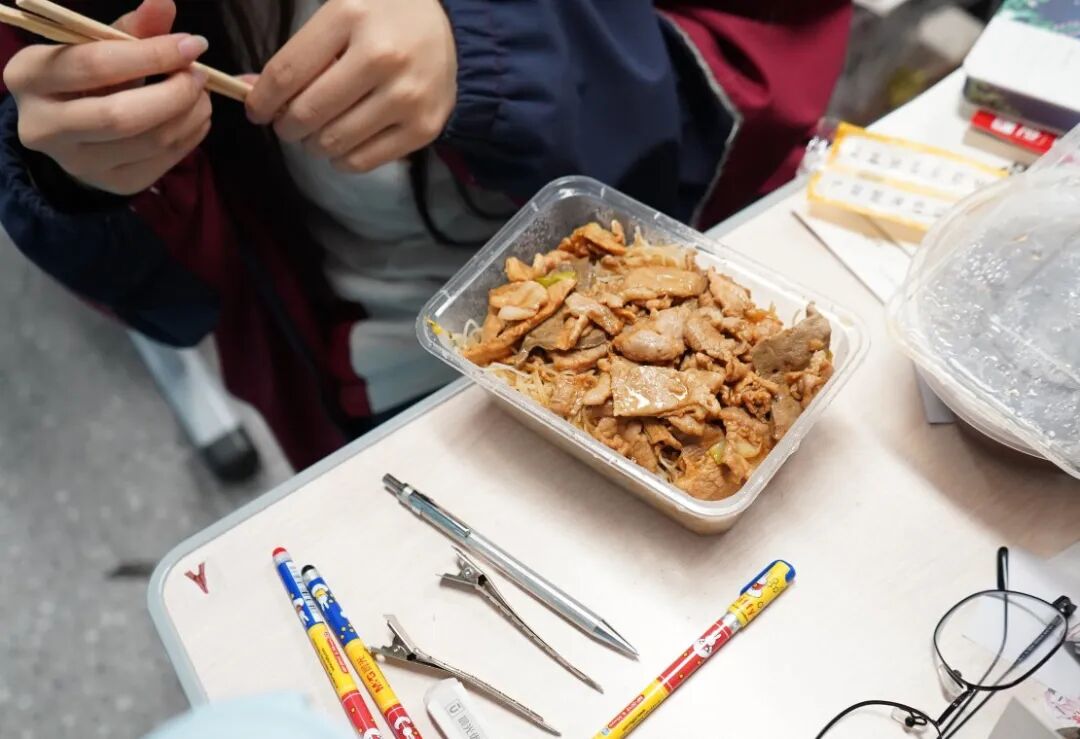 深夜暖光，宵夜传情——致高三学子与默默守护的家长们