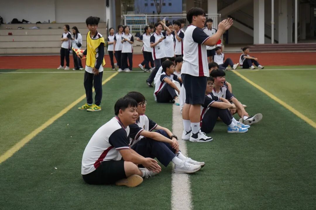 绿茵逐风，以球会友｜这场校园足球赛，输赢之外皆是少年温情