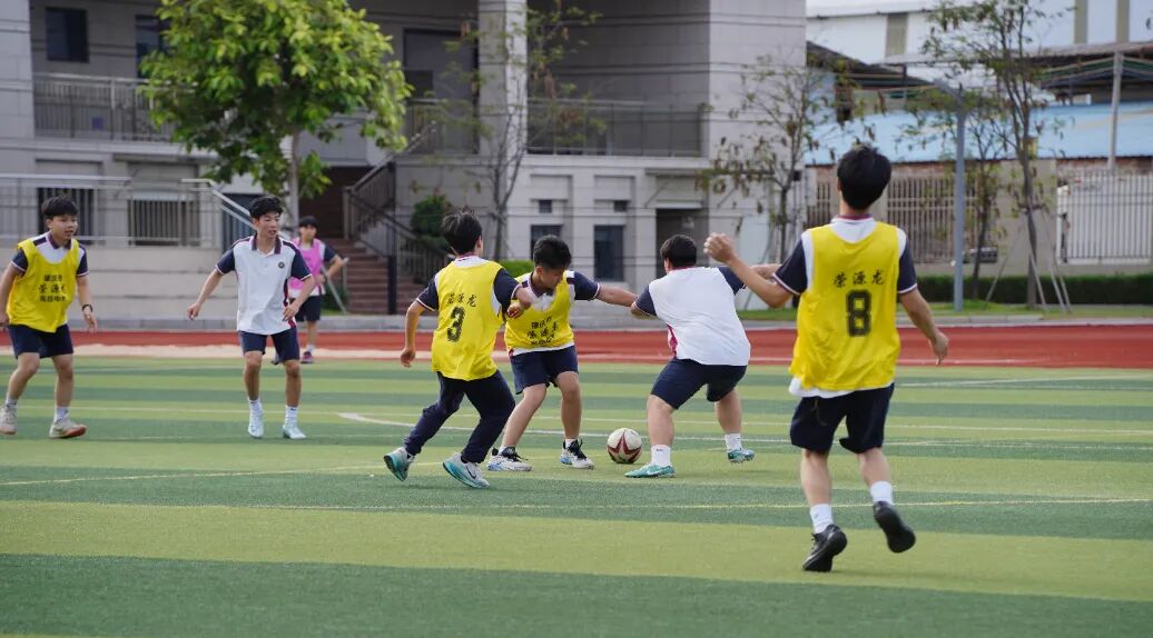 绿茵逐风，以球会友｜这场校园足球赛，输赢之外皆是少年温情