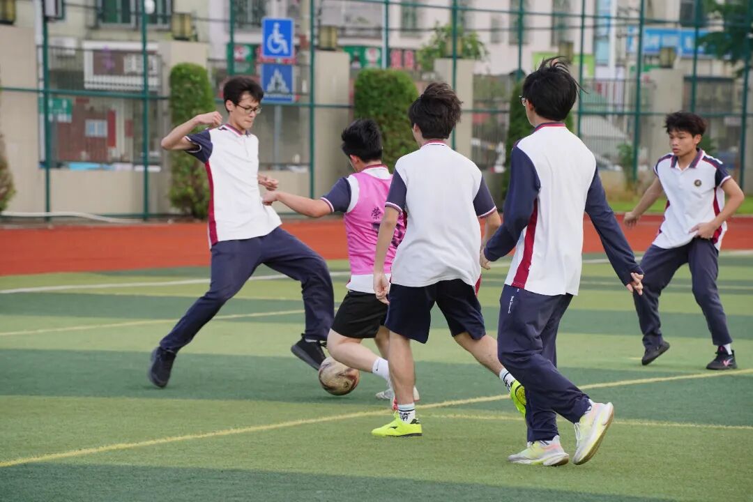 绿茵逐风，以球会友｜这场校园足球赛，输赢之外皆是少年温情