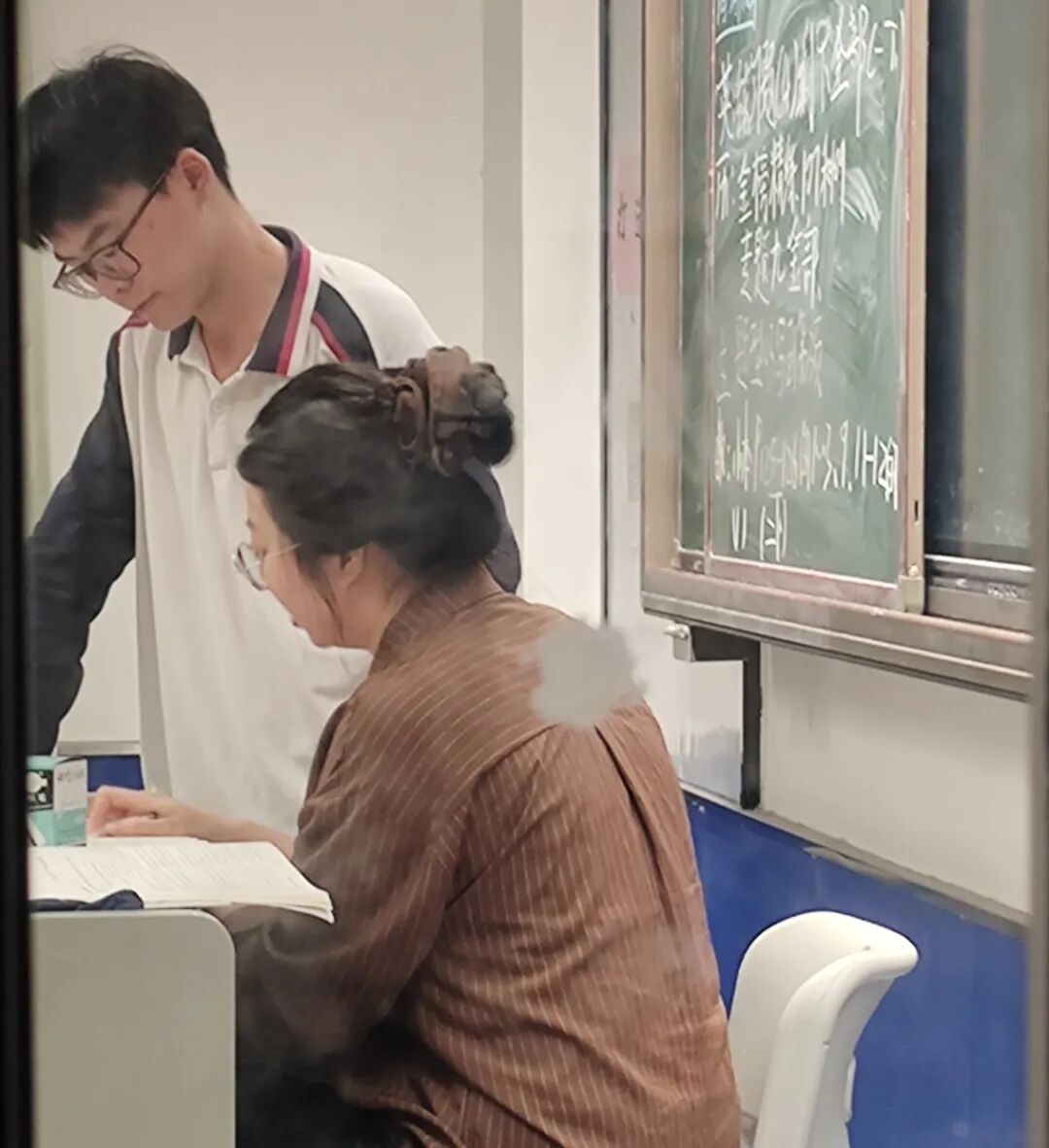 深耕双师，笃行致远｜荣源龙高中以双师之力，助学子逐梦前行