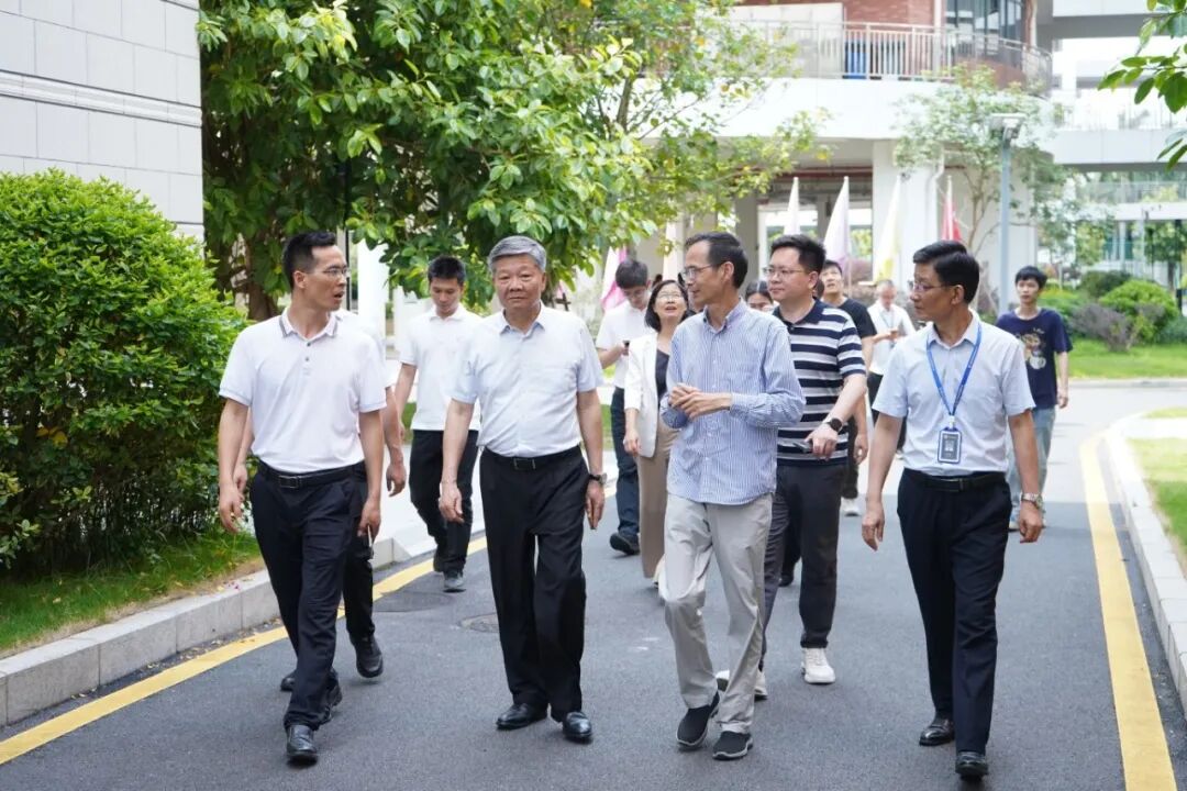 赋能成长,共话教育|海亮集团及市区领导莅临我校调研 赋能成长,共话教育|海亮集团及市区领导莅临我校调研