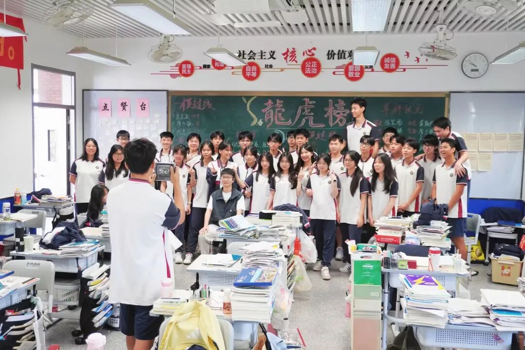 盛夏赴考，为梦加冕｜荣源龙高级中学为高三学子暖心送祝福
