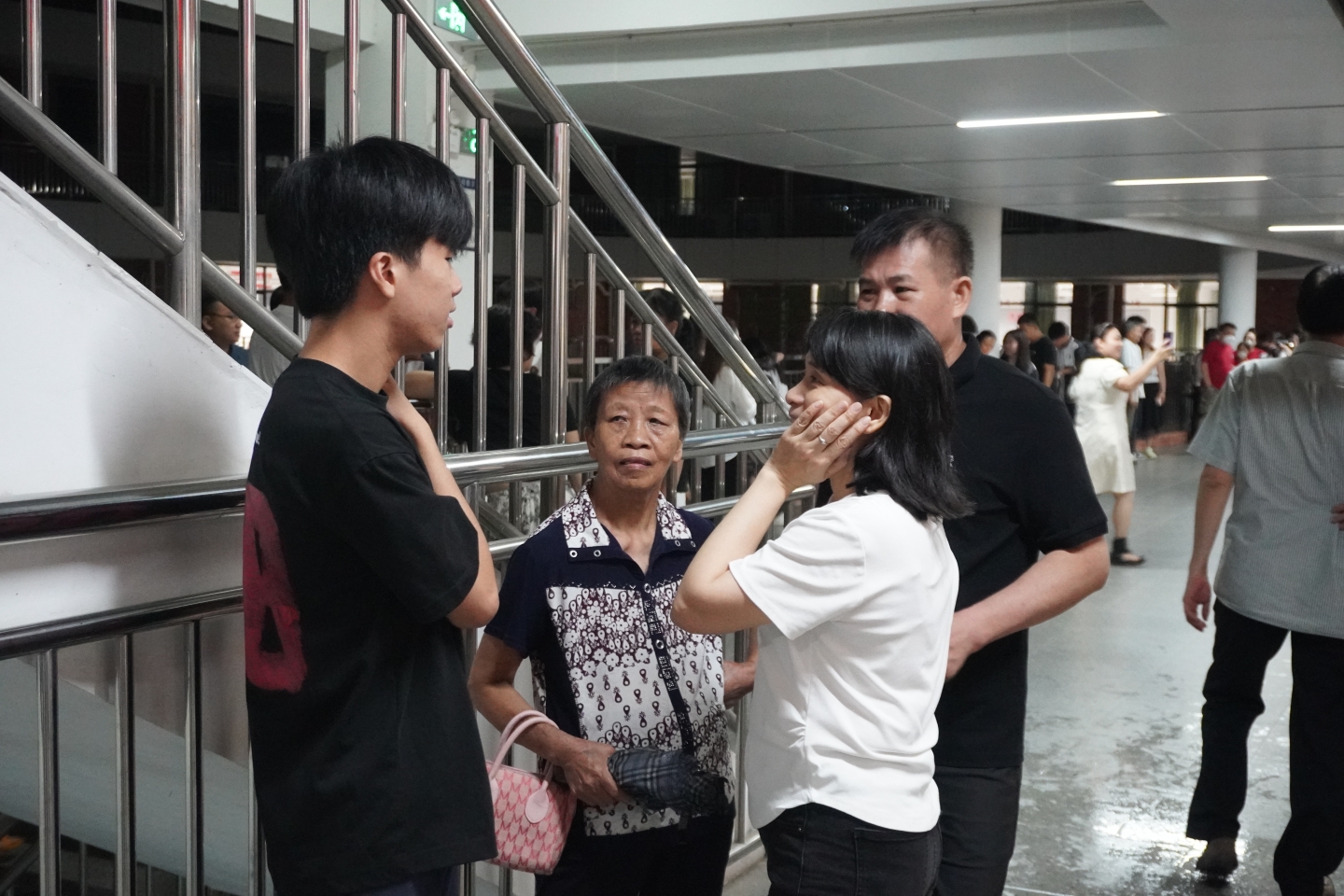 战鼓催征启新程，乘风破浪赴华章｜荣源龙高级中学2026届高考送考出征仪式