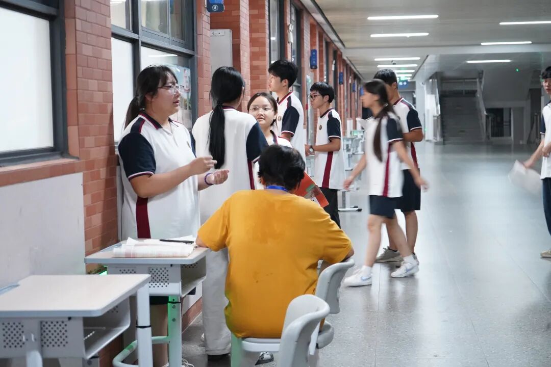 灯火映初心,陪伴助成长|荣源龙高级中学温情晚修纪实 灯火映初心,陪伴助成长|荣源龙高级中学温情晚修纪实